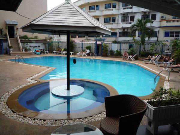 Marina Inn Pattaya Bagian luar foto